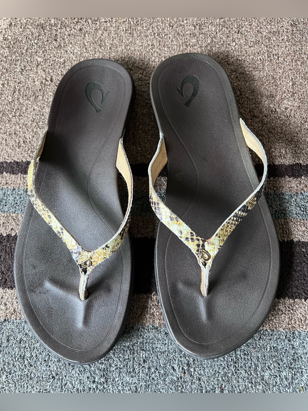 OluKai Ho’opio Leather Snake Print Flip Flop Sandals Women's Size 8 / EUR 38
